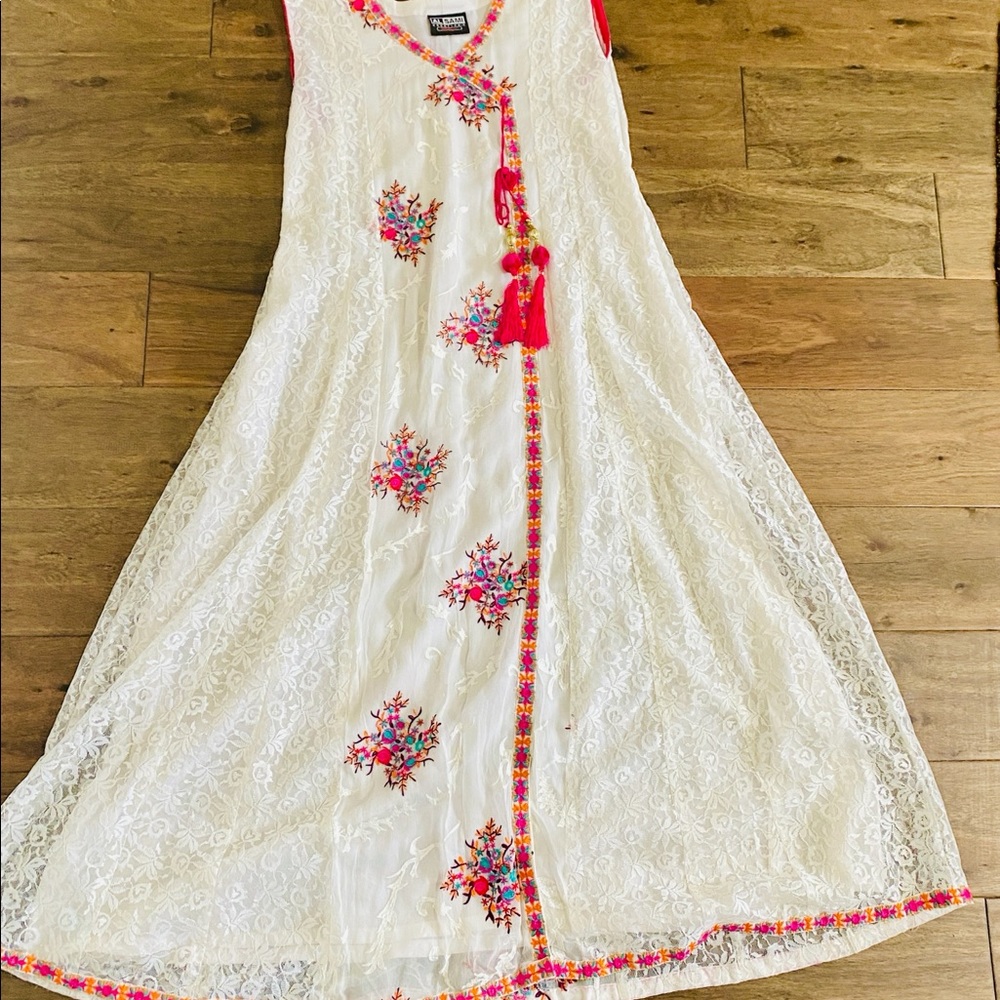 sleeveless medium net and chiffon embroidered dress 👗
